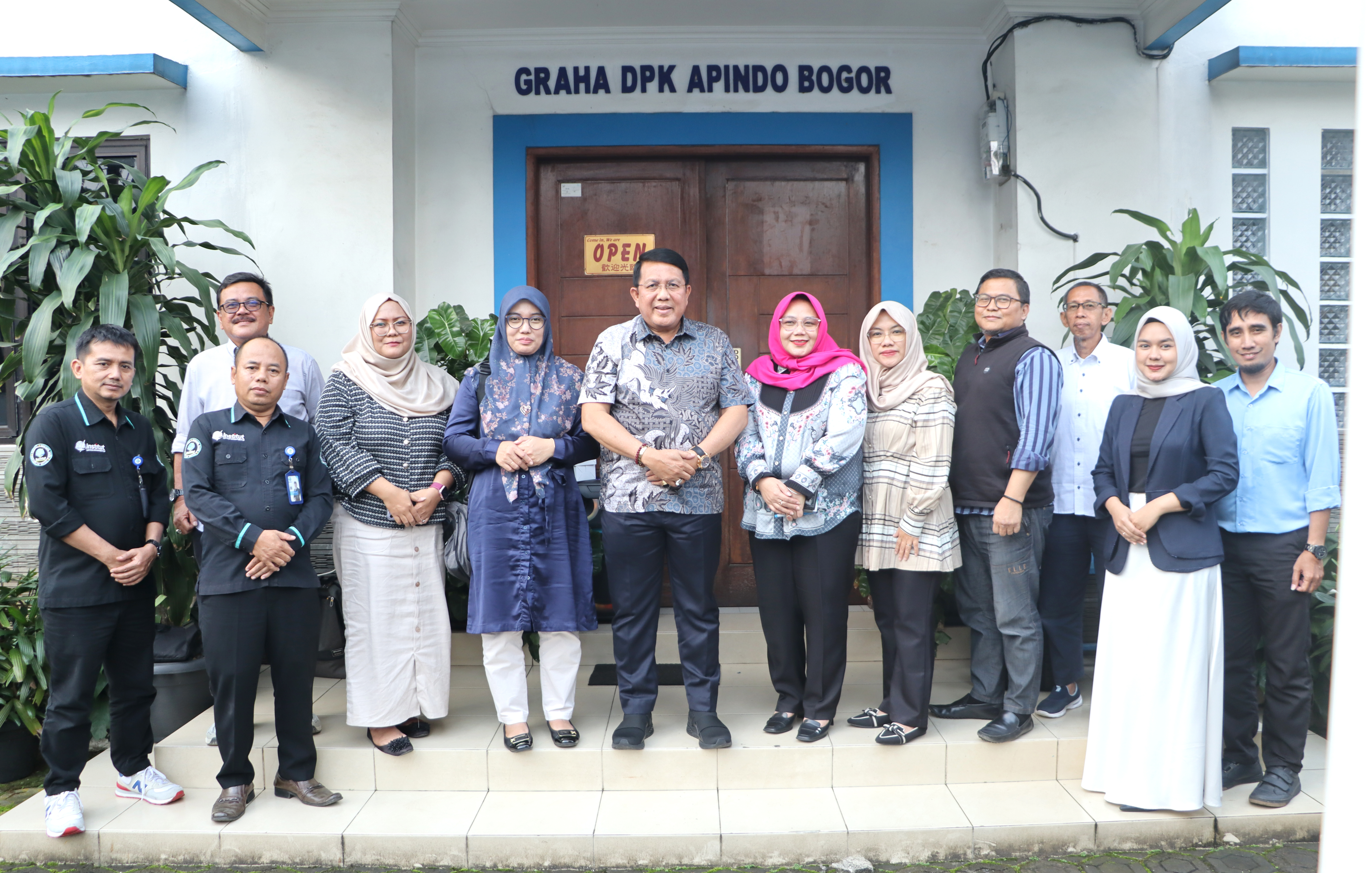 Pertemuan dengan Wakil Rektor, Direktur beserta Tim Manajemen Institut STIAMI dengan Tim Bidang Pelatihan DPK APINDO Kab.Bogor dalam rangka Kerjasama Program Pendidikan. Graha APINDO Kab.Bogor, 03 Juli 2025.