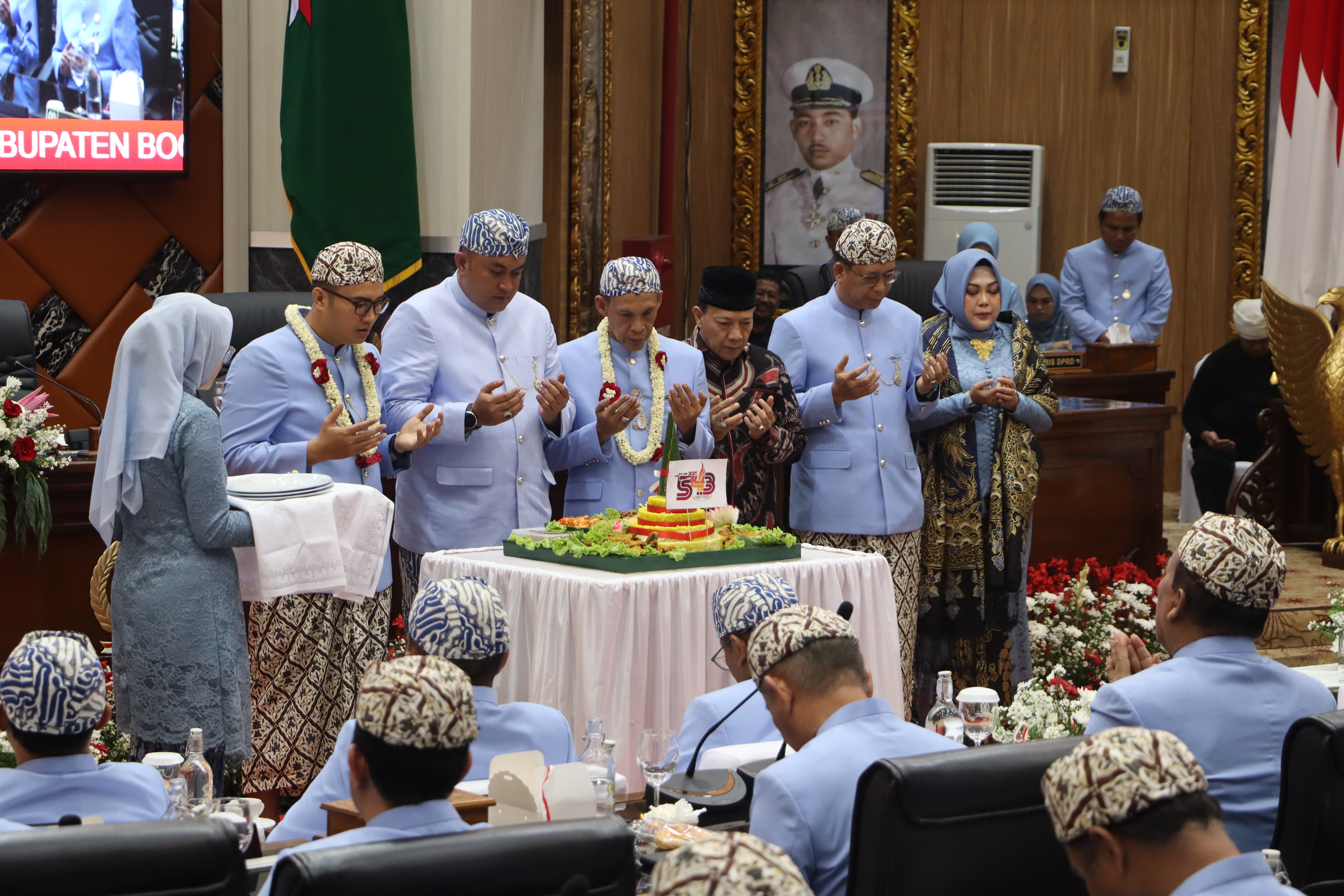 Menghadiri Acara Sidang Paripurna DPRD Kabupaten Bogor, Foto bersama dengan 2  (dua) Mantan Pj. Bupati Bogor, Wakil Bupati Bogor, Ketua KADIN, Ketua IWAPI dan Istri Ketua DPRD Kabupaten Bogor.