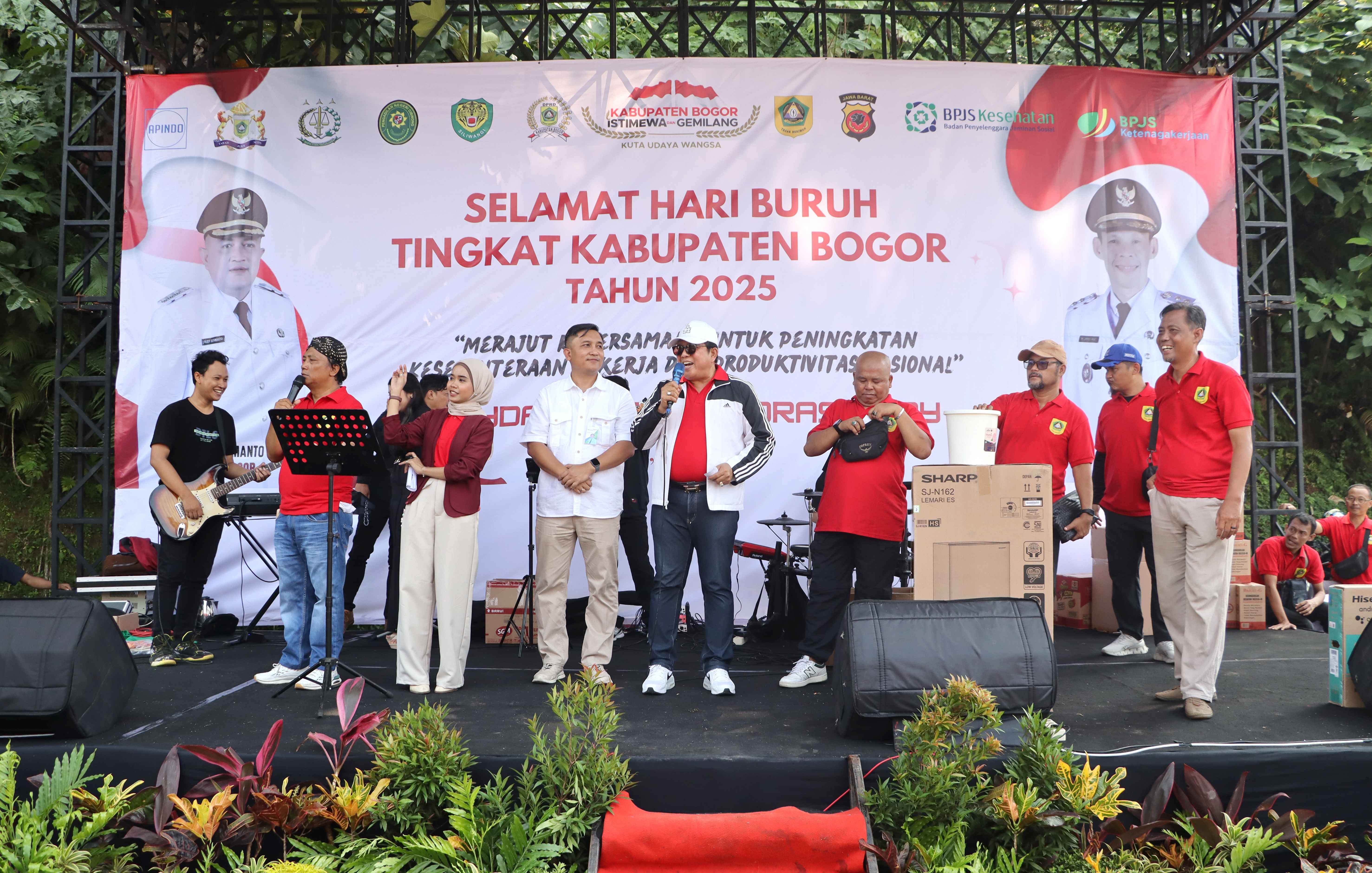 Foto Bersama Bupati Bogor dalam acara Peringatan Hari Buruh Internasional / Mayday Tahun 2025