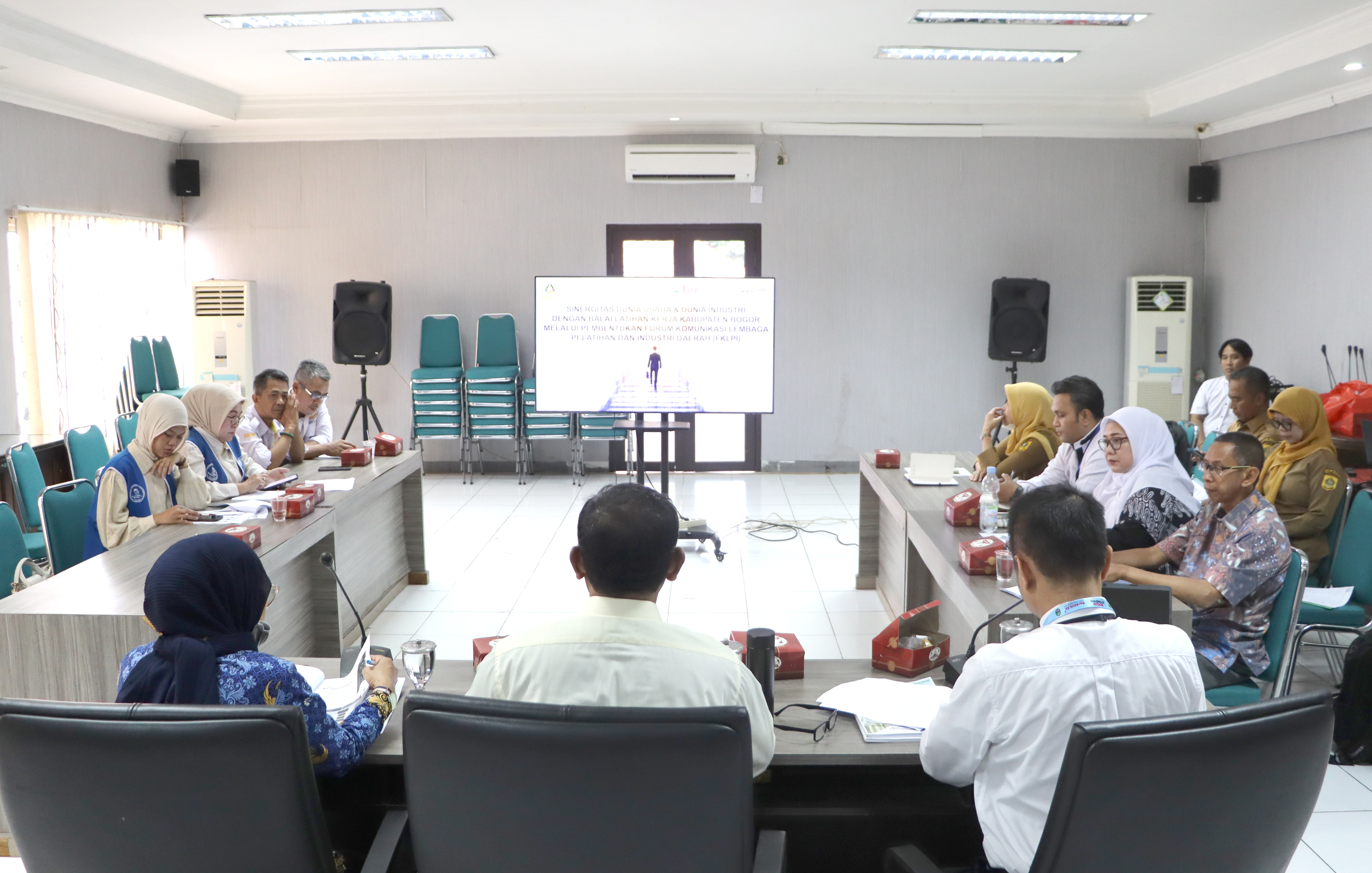 Menghadiri Rapat Persiapan Pembentukan Forum Komunikasi Lembaga Pelatihan dengan Industri Daerah (FKLPI)