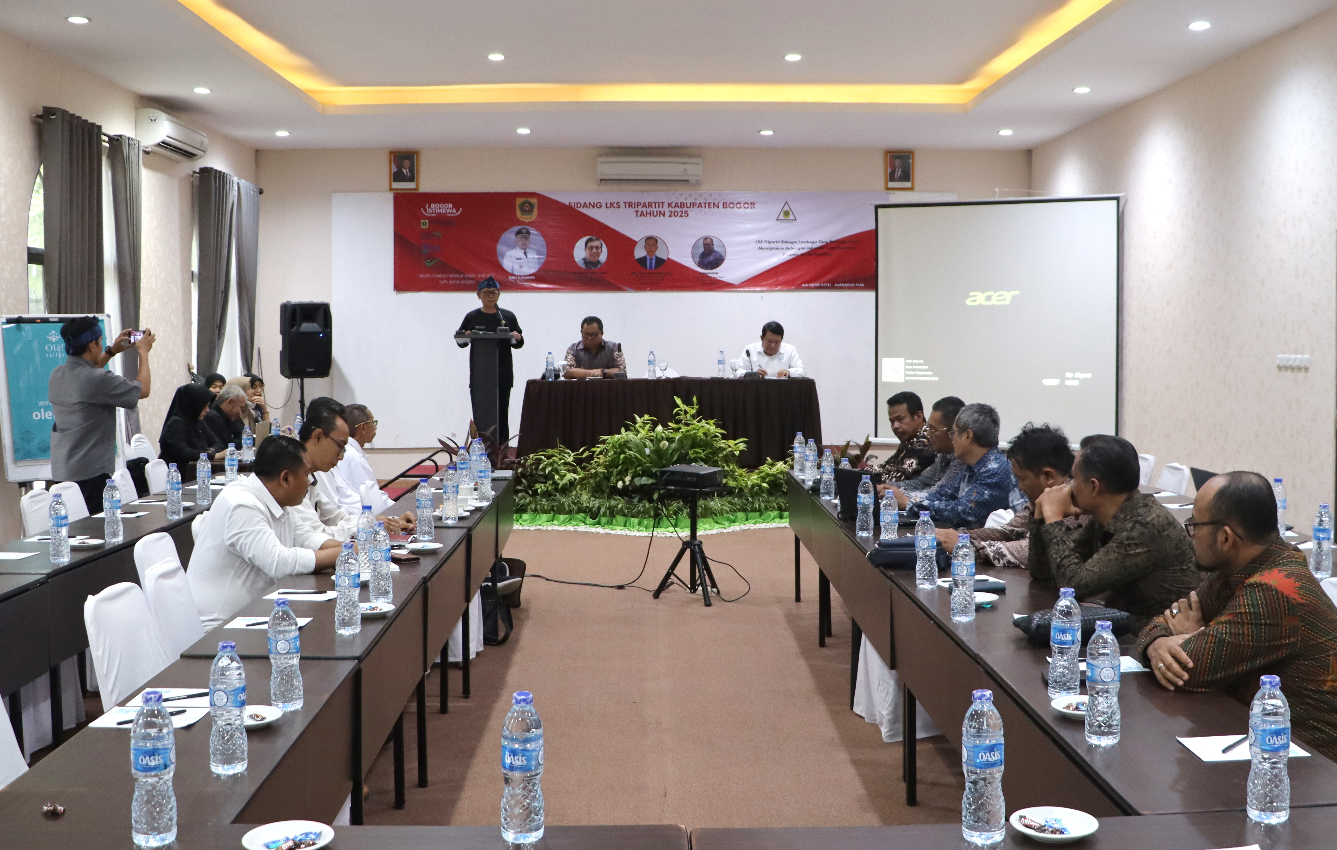 Acara Sidang LKS Tripartit dengan unsur Pengusaha, Serikat Pekerja dan Pemerintah.