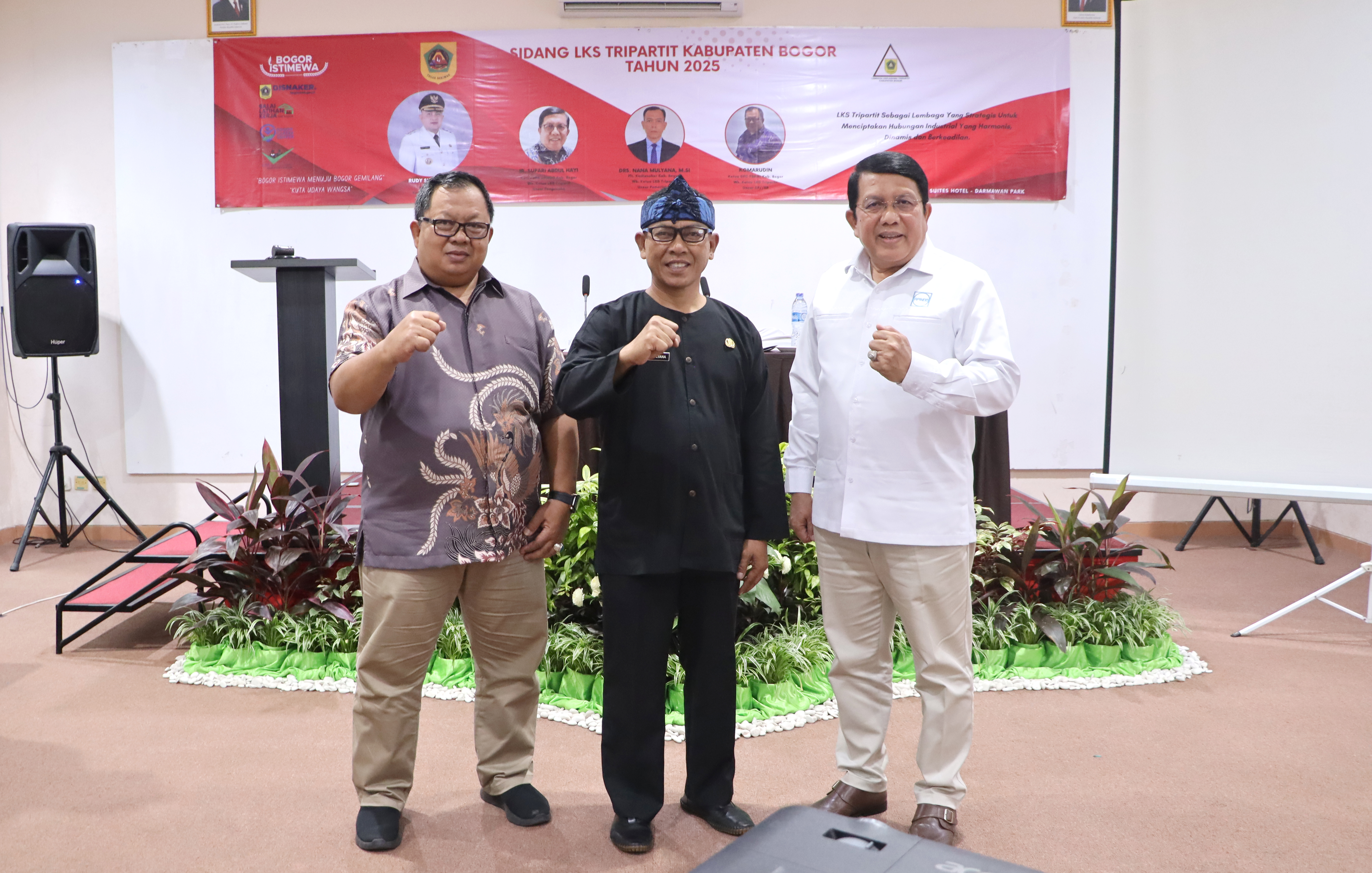 Acara Sidang LKS Tripartit dengan unsur Pengusaha, Serikat Pekerja dan Pemerintah.