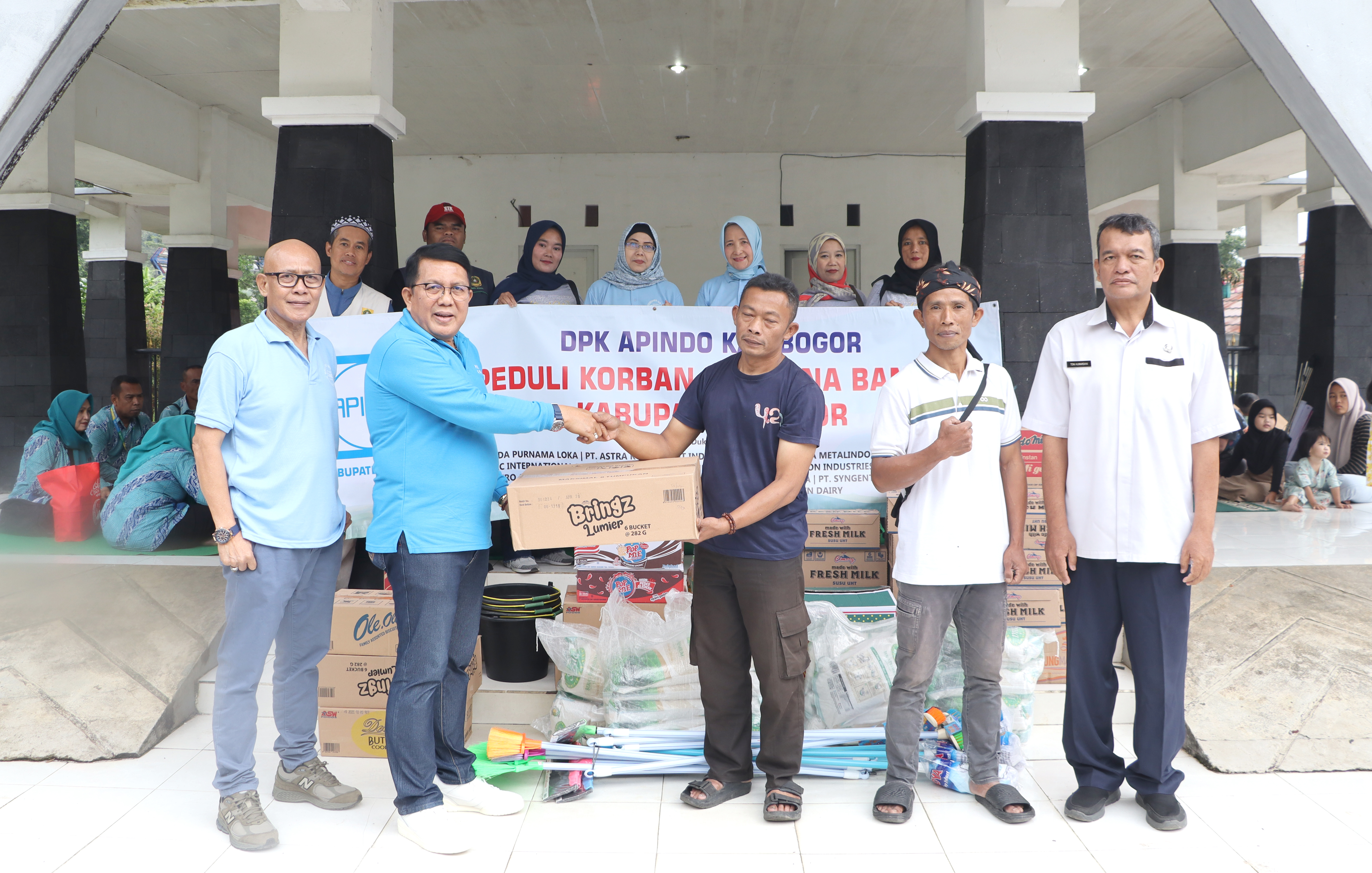 Penyerahan langsung Bantuan Peduli Banjir Cisarua oleh DPK APINDO Kabupaten Bogor