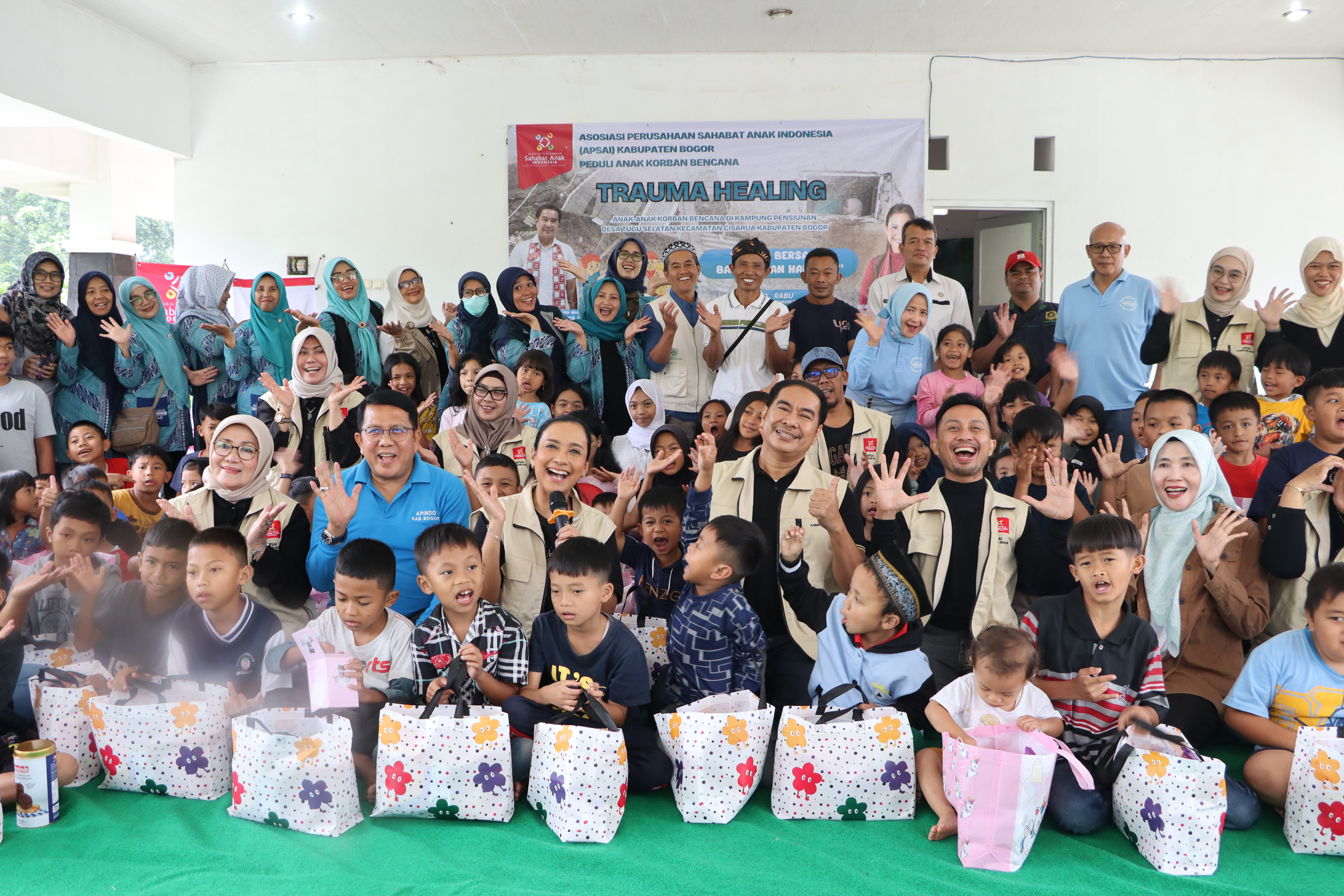 Penyerahan langsung Bantuan Peduli Banjir Cisarua oleh DPK APINDO Kabupaten Bogor