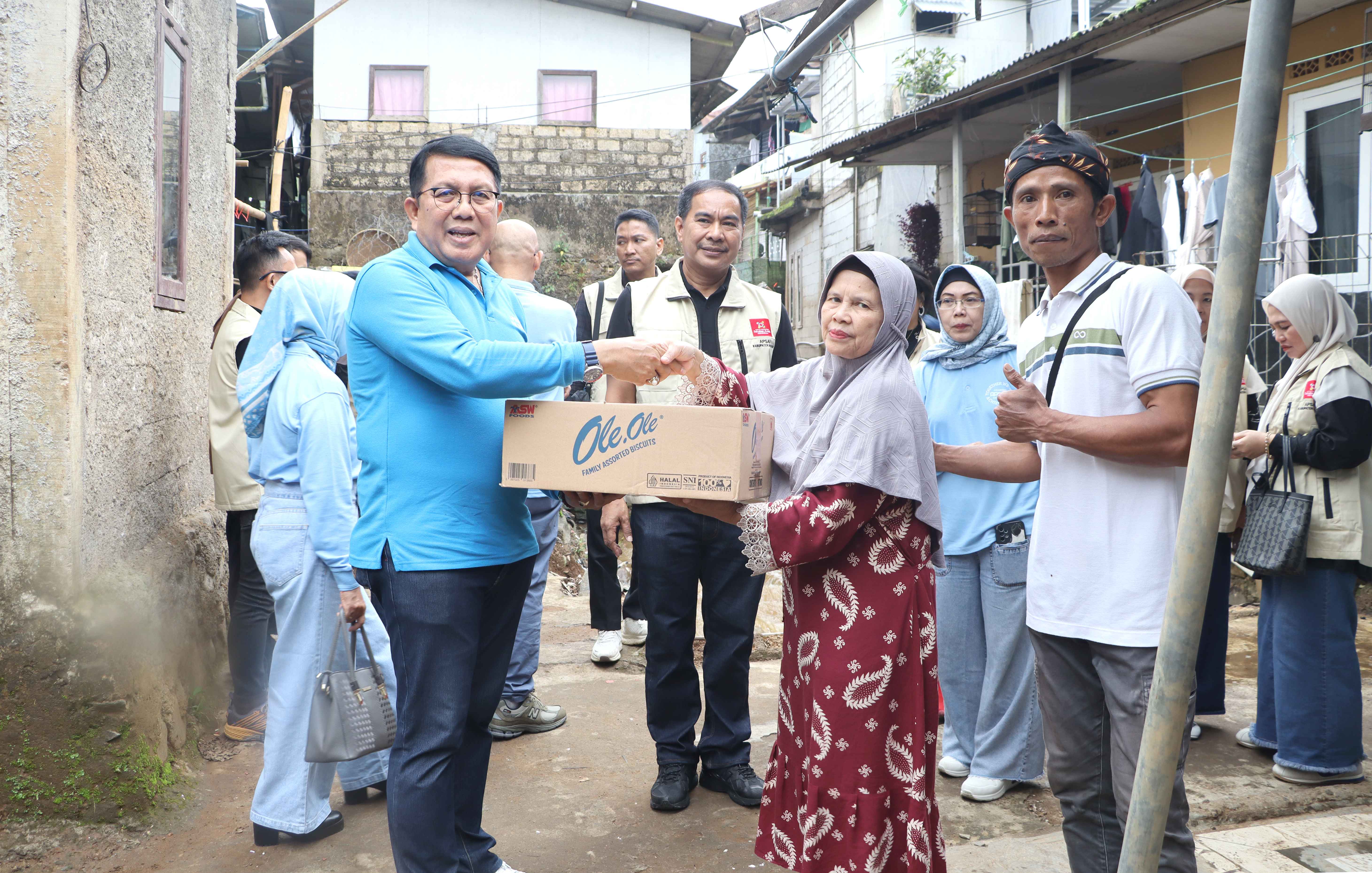 Penyerahan langsung Bantuan Peduli Banjir Cisarua oleh DPK APINDO Kabupaten Bogor