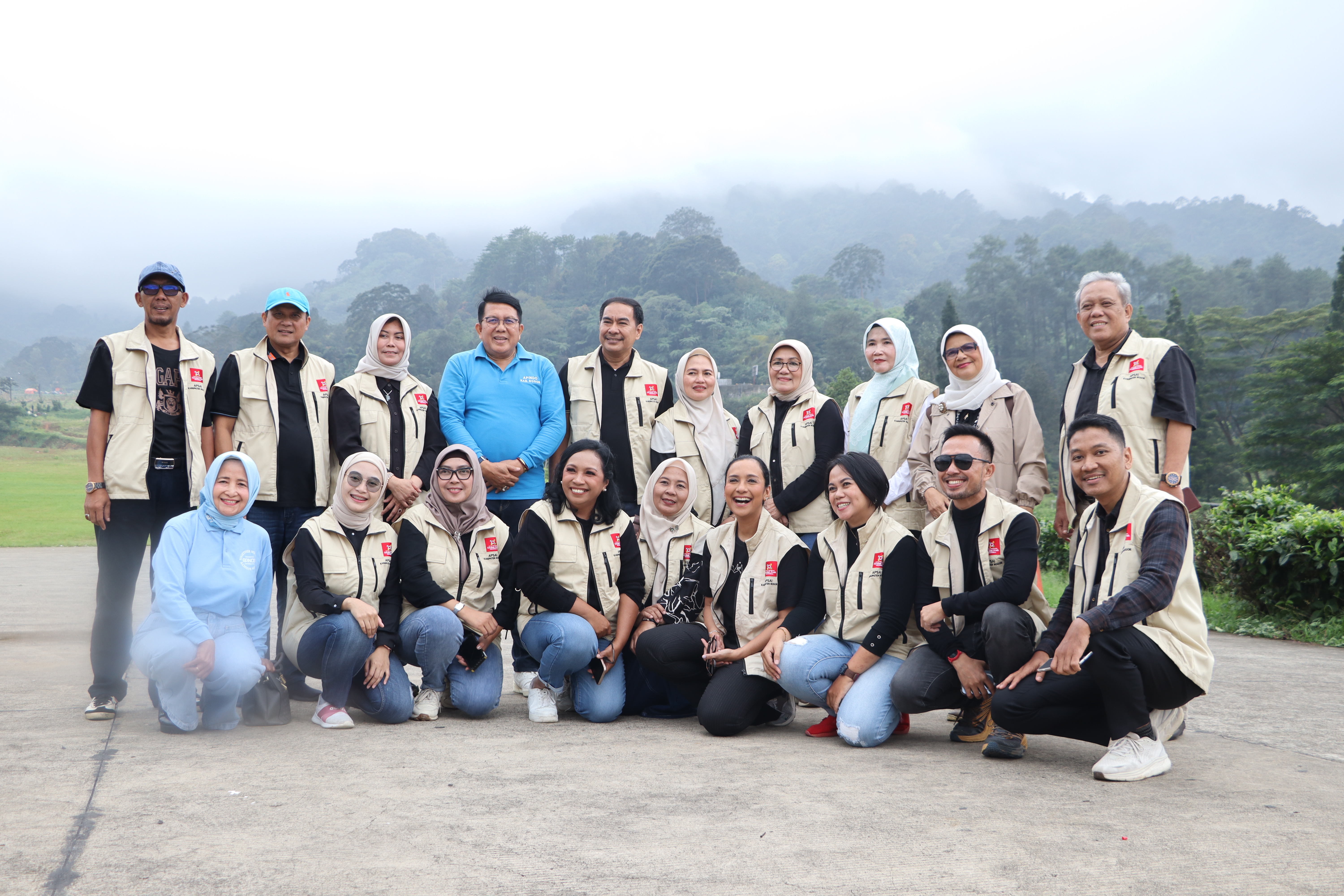 Penyerahan langsung Bantuan Peduli Banjir Cisarua oleh DPK APINDO Kabupaten Bogor