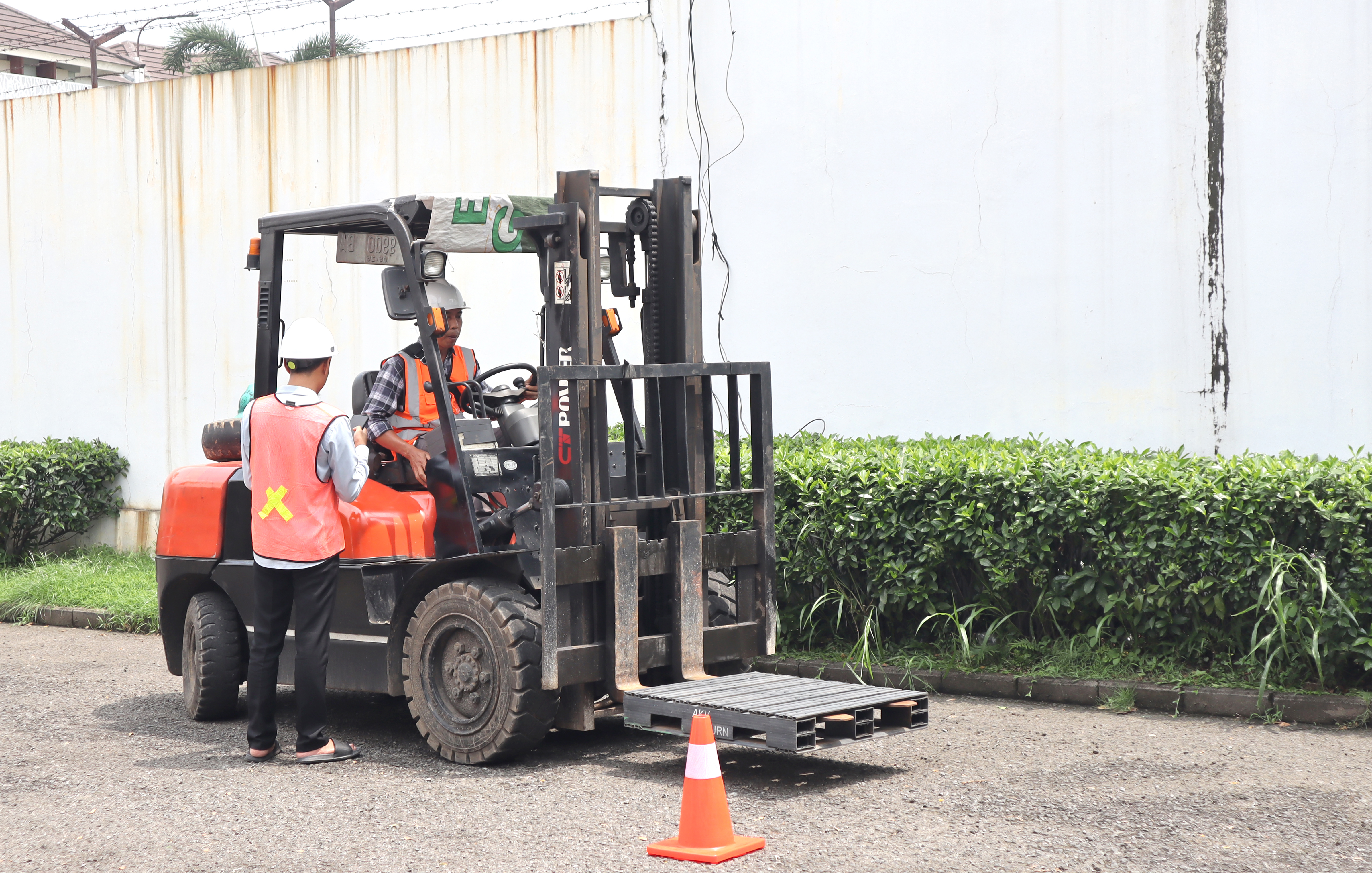 Training dan Sertifikasi Operator Forklift Klas II. Kota Wisata, Cibubur, 3, 5, dan 6 Februari 2025