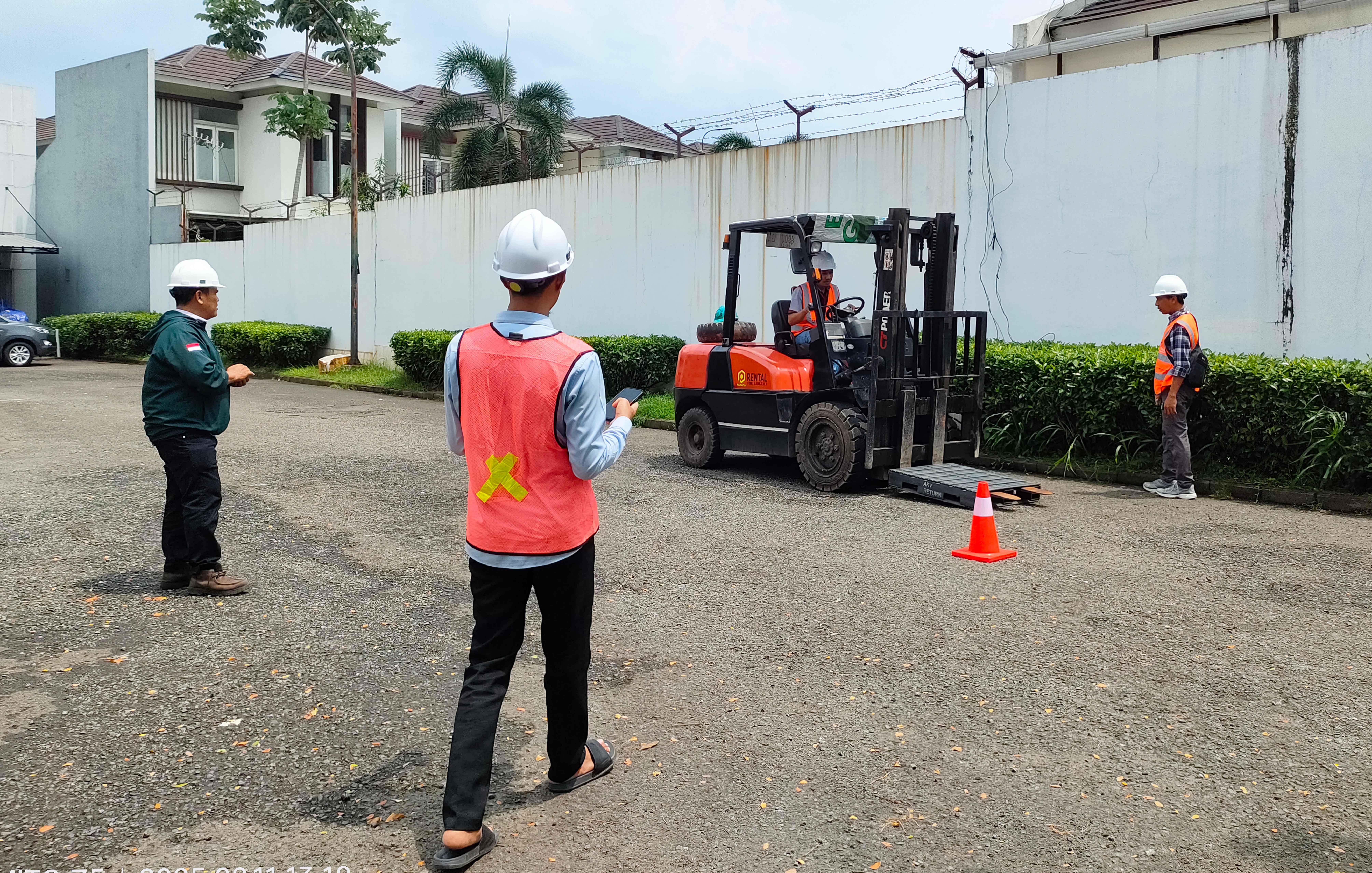 Training dan Sertifikasi Operator Forklift Klas II. Kota Wisata, Cibubur, 3, 5, dan 6 Februari 2025