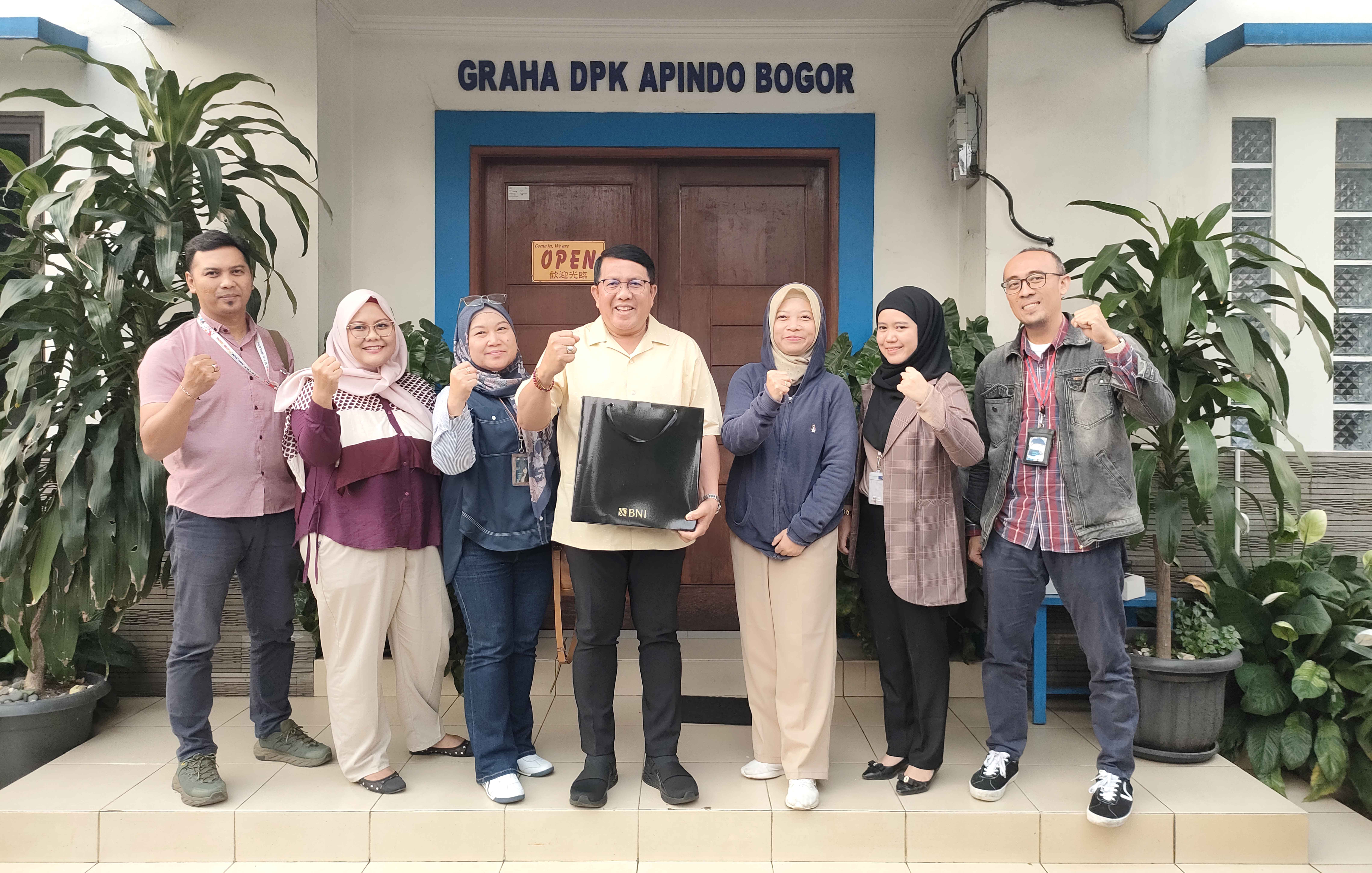 Audiensi Pimpinan Cabang Bank BNI 46 Cibinong dan Cileungsi ke Kantor DPK APINDO Kab.Bogor dalam rangka Sponsor Kerjasama Acara Sosialisasi PP No.28 Tahun 2025. Graha APINDO Kab.Bogor, 10 Juli 2025.