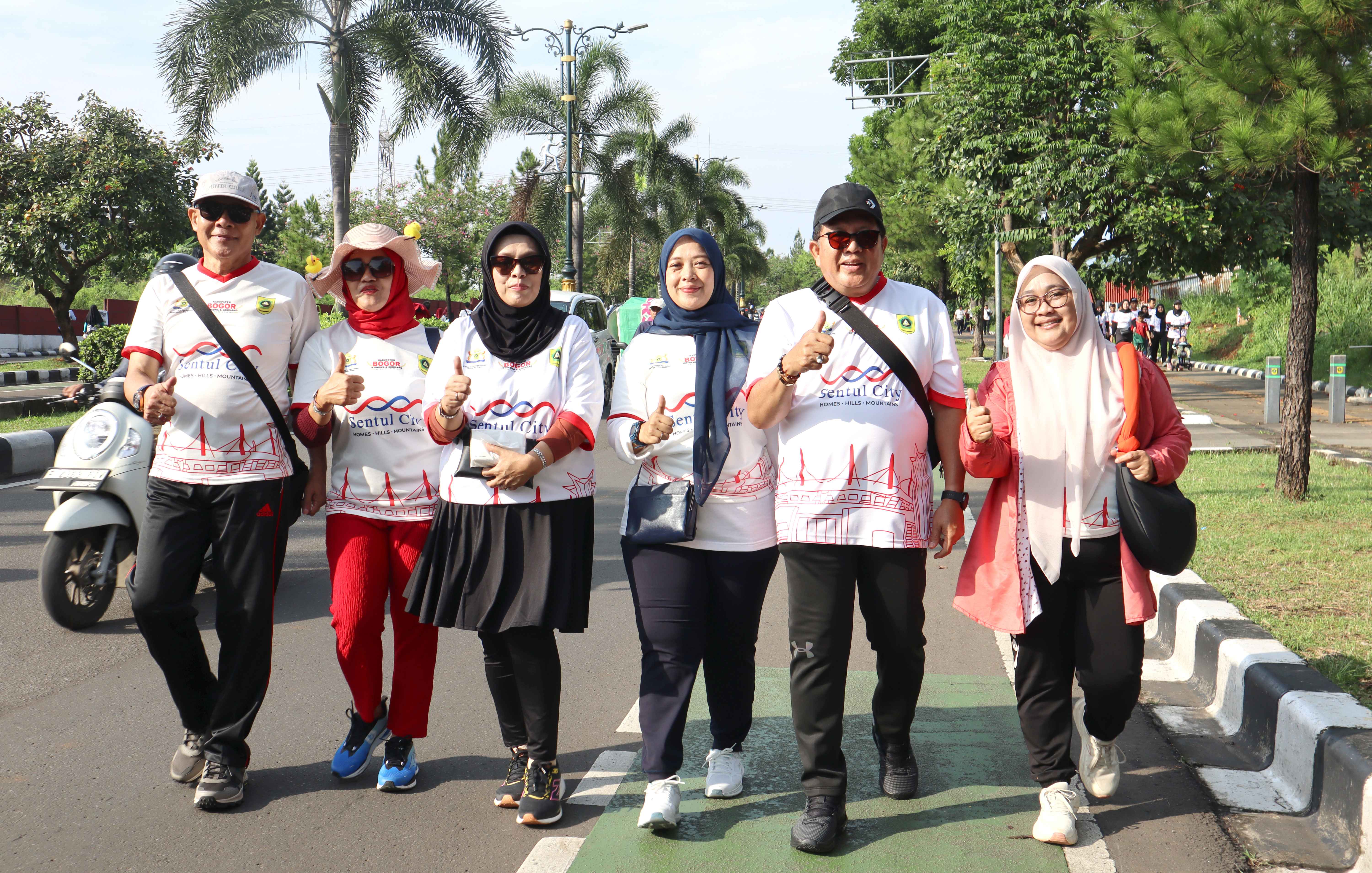 Pengurus dan Tim Sekretariat mengikuti acara Gebyar UMKM Dan Jalan Sehat Istimewa dalam rangka HUT RI ke 80