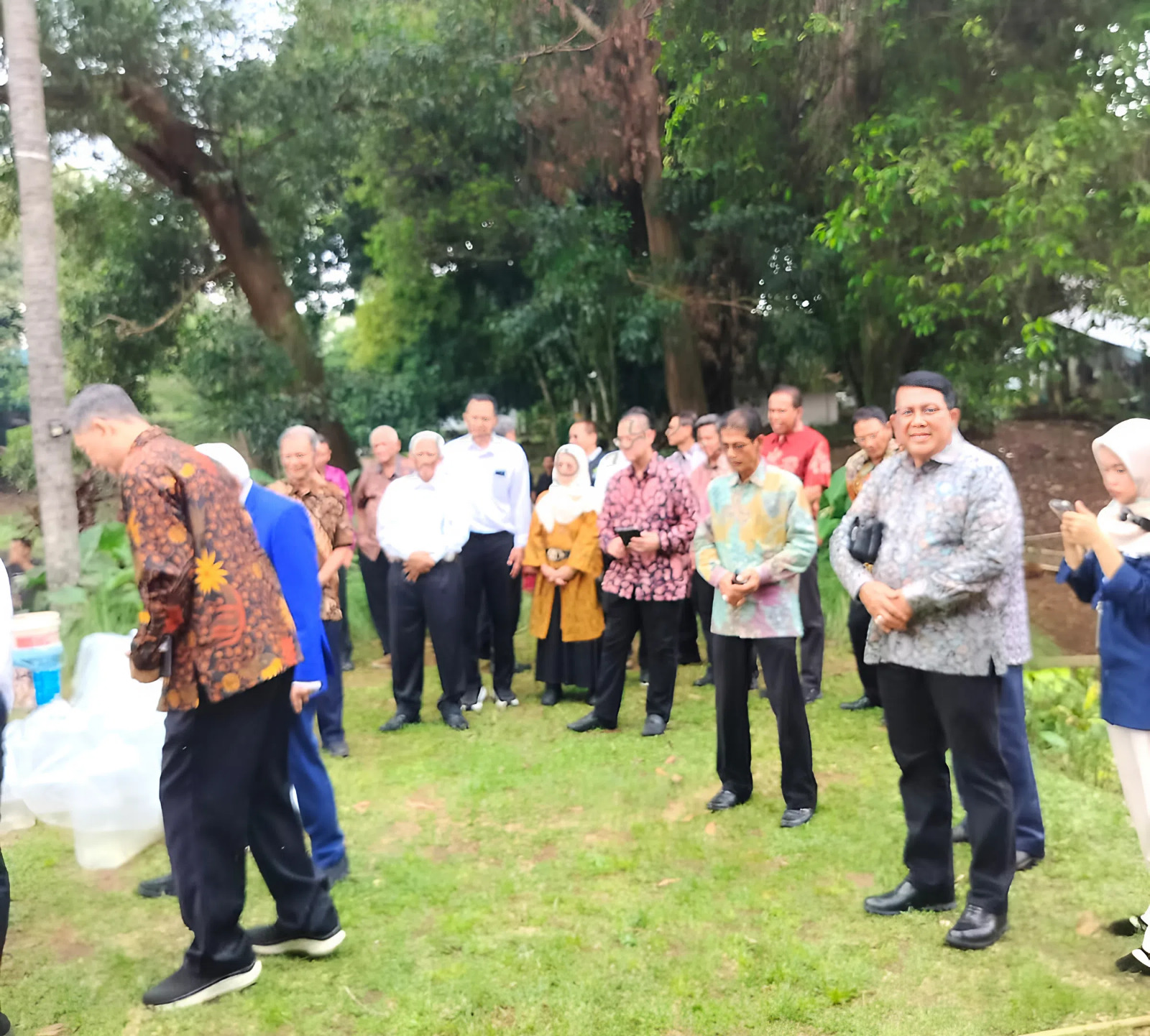 Menghadiri Acara Dies Natalis 75 Tahun ISTN. Dilanjutkan dengan kegiatan penanaman pohon Alpukat Cempedak dan Pelepasan benih ikan sebanyak 5000 ekor di lahan dan danau ISTN.