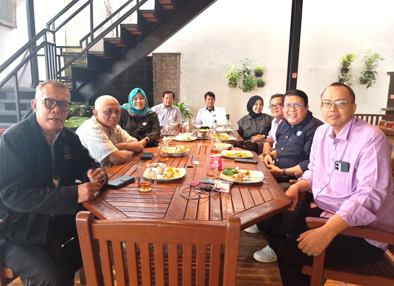 Tim APINDO bersama dengan Warek 1, Wakil Dekan, Kaprodi, Dosen dan Staf ISTN, ke PT. Cisarua Mountain Dairy, Tbk., Sentul, bertemu dengan Tim HRD PT. Cimory dalam rangka Komunikasi dan Koordinasi rencana Pelaksanaan kerjasama Bid Pendidkan