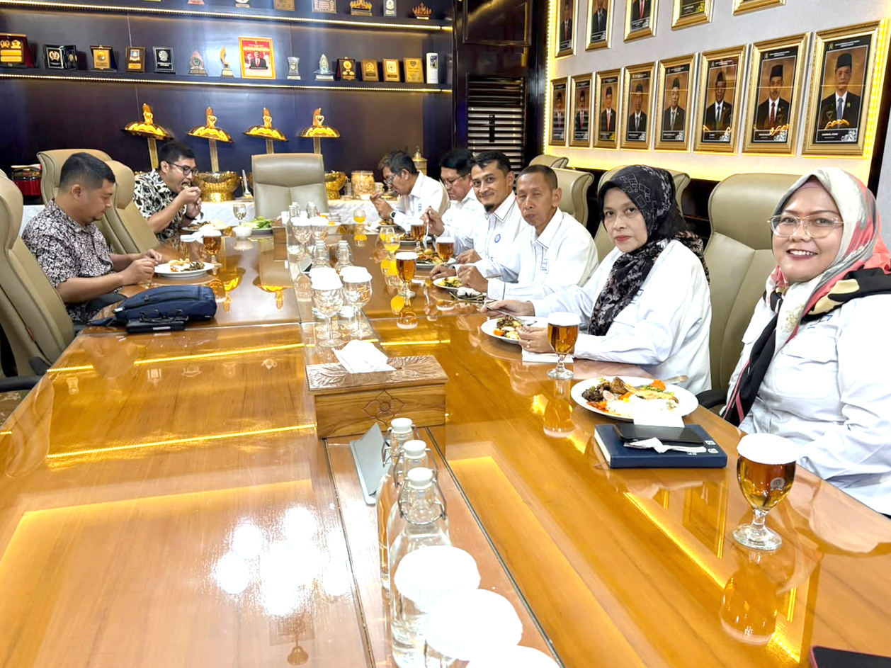 Audiensi Ketua, Wakil Ketua Lengkap dan Sekretaris Eksekutif DPK APINDO Kab Bogor, langsung diterima oleh Ketua DPRD Kabupaten Bogor, diruang Rapat dan Kerja Ketua DPRD Kabupaten Bogor
